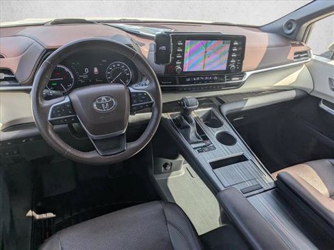 Used 2021 Toyota Sienna Platinum FWD image 16