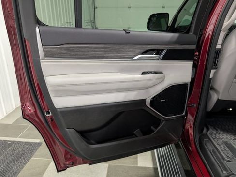 Used 2024 Jeep Wagoneer Series III w/ Premium Group I AWD/4WD image 9