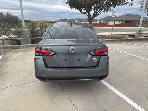 Used 2020 Nissan Versa SV image 4