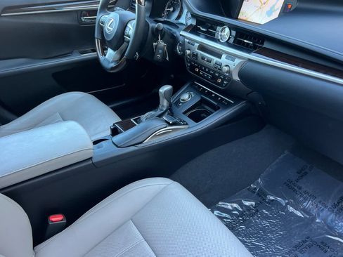 Used 2018 Lexus ES 350 w/ Luxury Package w/Wood Trim FWD image 16