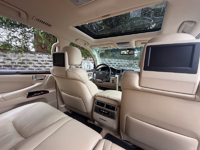 Used 2015 Lexus LX 570 4WD w/ Luxury Package image 37