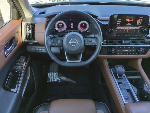 Certified 2024 Nissan Pathfinder Platinum image 16