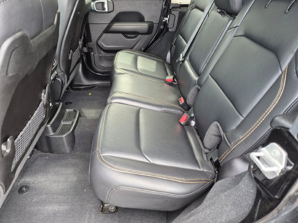 Used 2024 Jeep Wrangler Unlimited Sahara w/ Technology Group AWD/4WD image 23