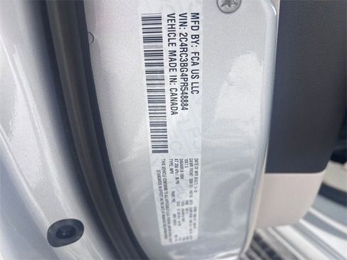 Certified 2023 Chrysler Pacifica Touring-L image 31