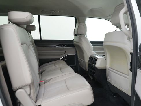 Used 2024 Jeep Wagoneer L Series II w/ Flexible Seating Group AWD/4WD image 16