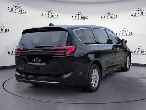 Used 2023 Chrysler Pacifica Touring-L FWD image 6
