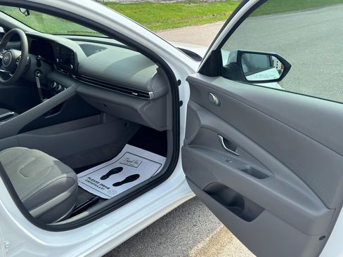 Used 2021 Hyundai Elantra SE image 27