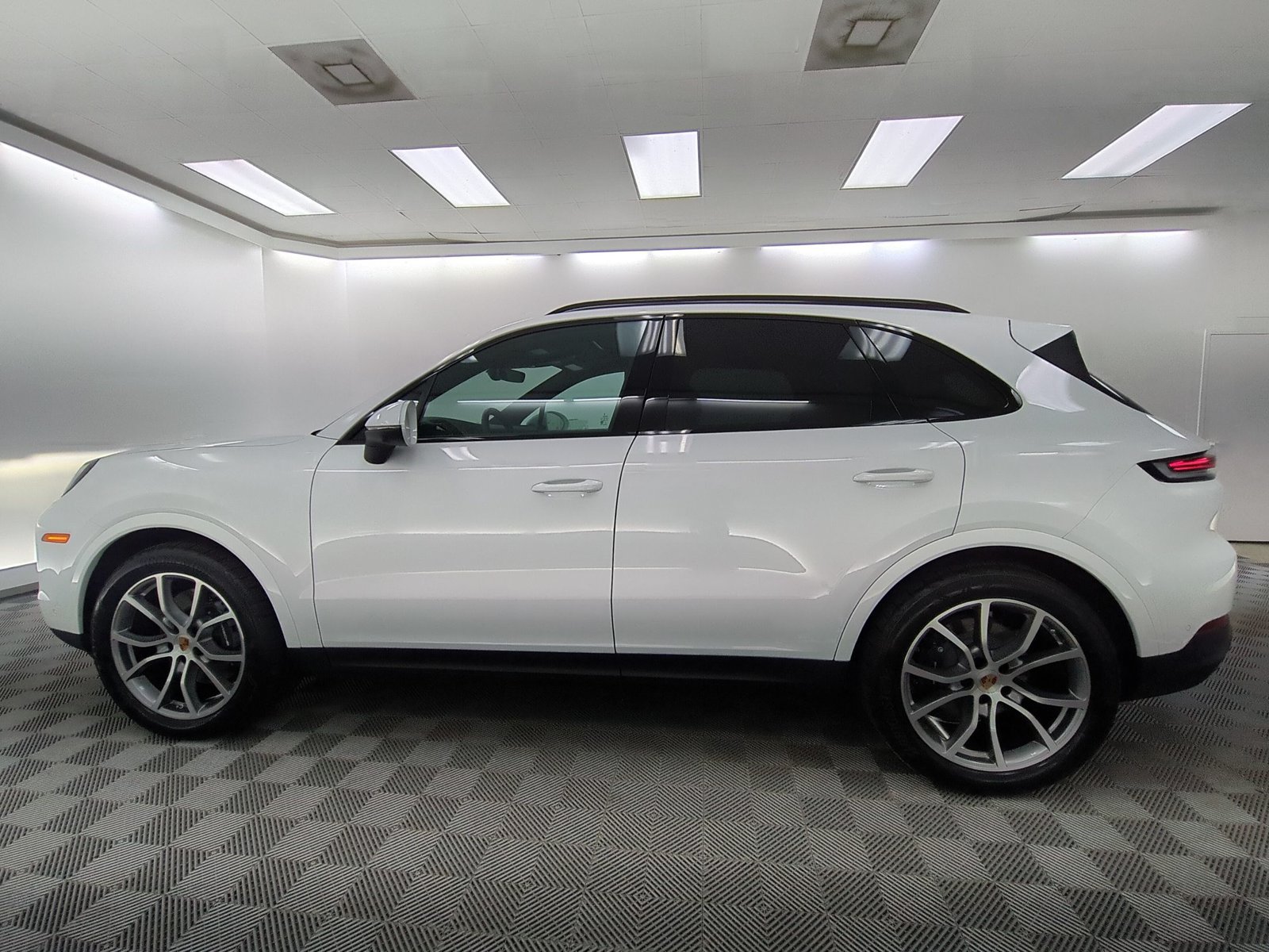 Used 2026 Porsche Cayenne AWD/4WD image 2