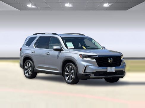 Certified 2025 Honda Pilot Touring image 6