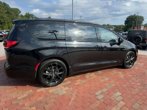 Used 2025 Chrysler Pacifica Limited FWD image 3