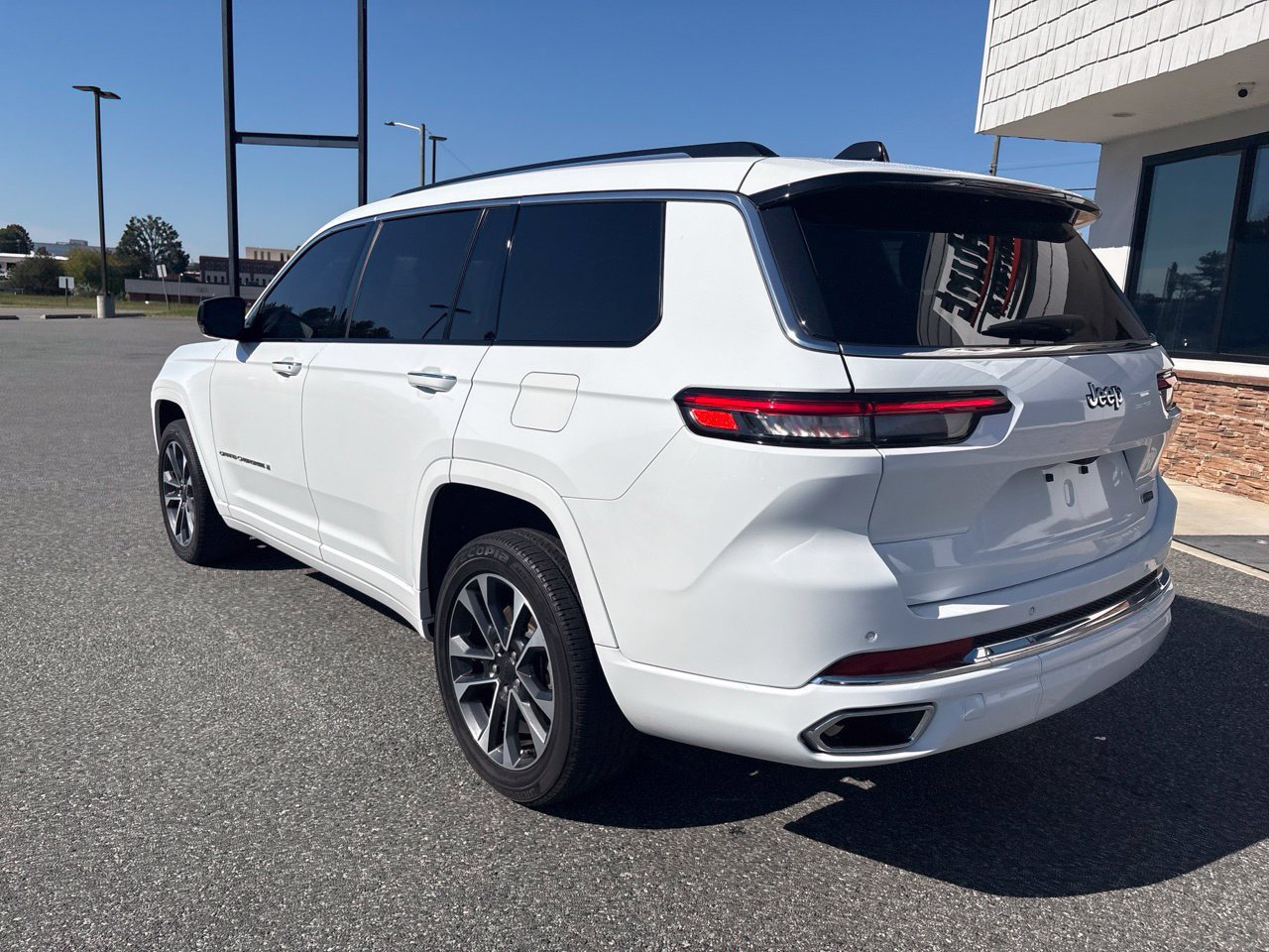 Used 2023 Jeep Grand Cherokee L Overland RWD image 7