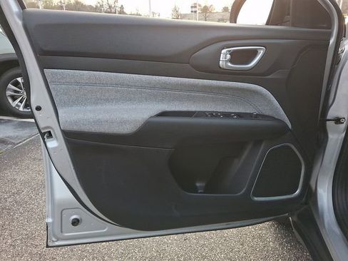 Used 2024 Jeep Compass Latitude image 12