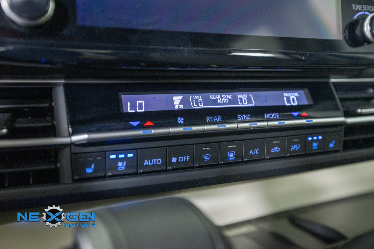 Used 2024 Toyota Sienna Limited AWD/4WD image 21