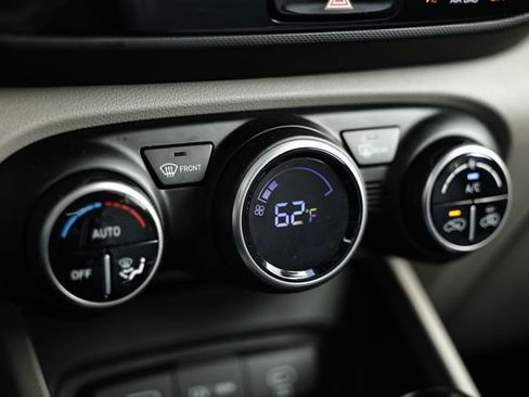 Certified 2025 Hyundai Venue SEL FWD image 36