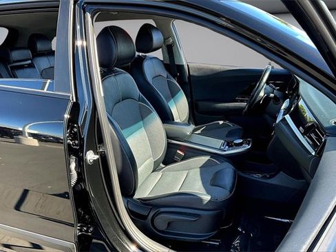 Used 2022 Kia Niro EX image 28