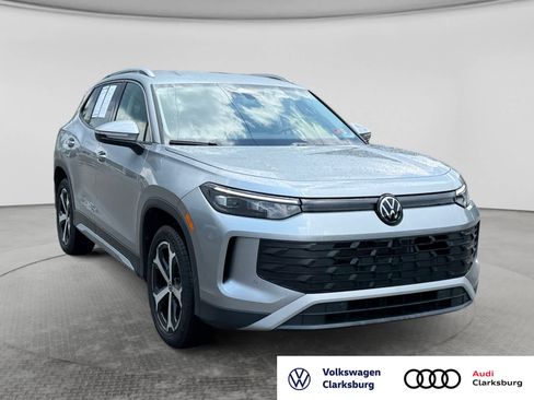 Used 2025 Volkswagen Tiguan SE AWD/4WD image 3