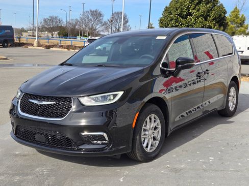New 2026 Chrysler Pacifica Select image 3