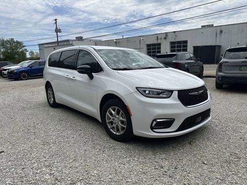 Used 2024 Chrysler Pacifica Touring-L FWD image 12