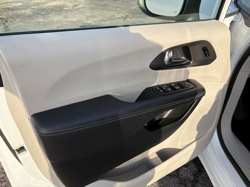 Used 2023 Chrysler Pacifica Touring-L image 13