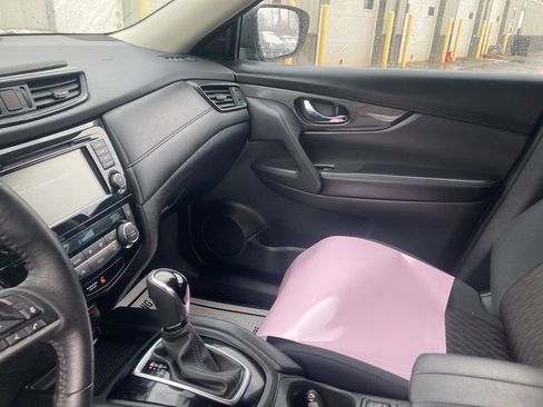 Used 2018 Nissan Rogue SV w/ Premium Package image 16