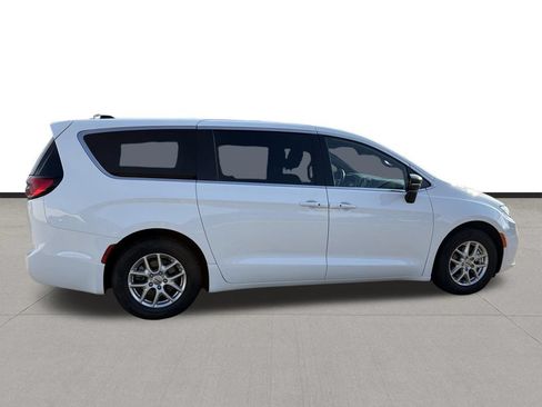 Used 2025 Chrysler Pacifica Select FWD image 6