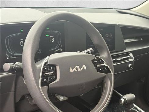Used 2024 Kia Niro LX image 11