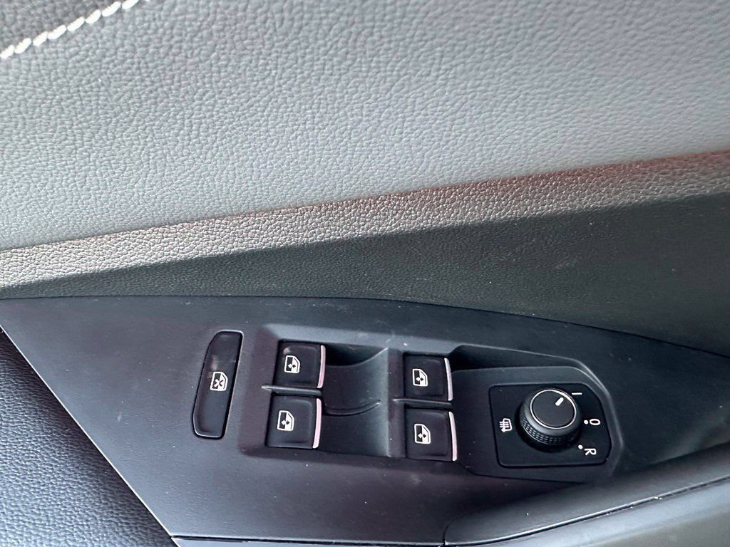 Used 2025 Volkswagen Jetta SEL FWD image 12