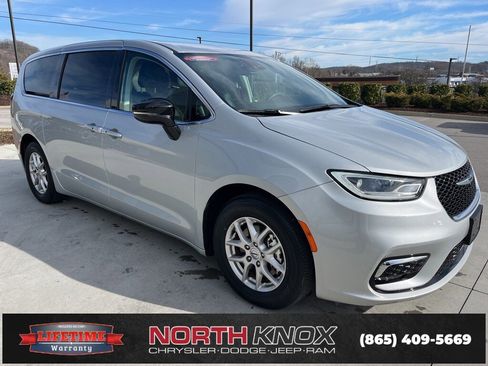 Used 2024 Chrysler Pacifica Touring-L image 29