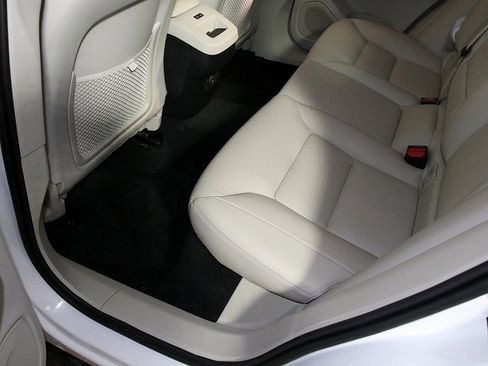 Used 2021 Volvo XC60 T5 Momentum w/ Protection Package image 28