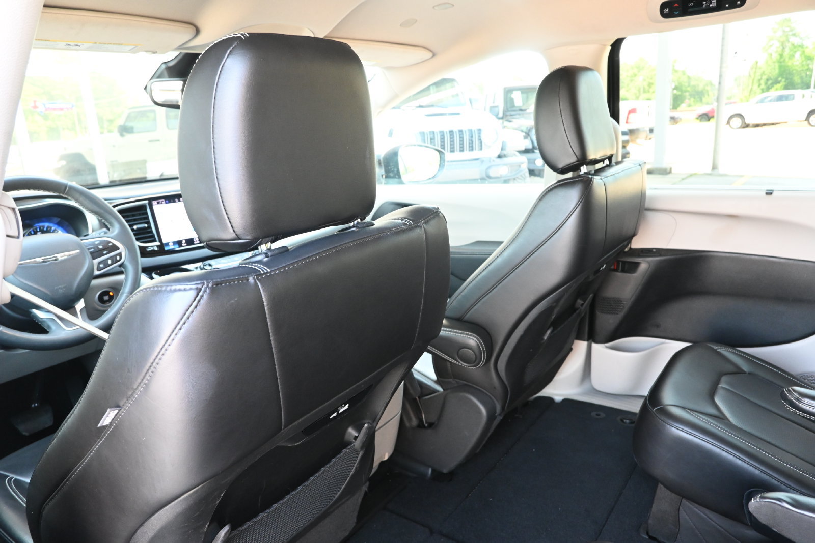 Used 2023 Chrysler Pacifica Touring-L FWD image 23