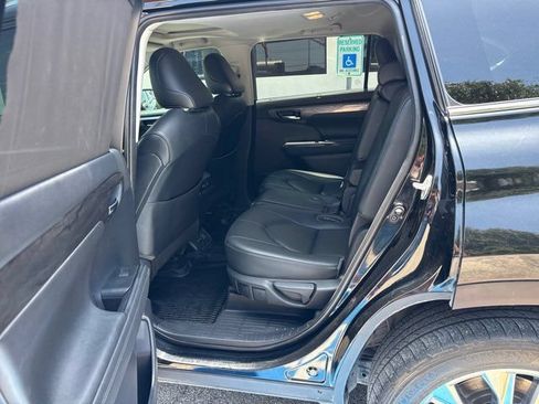 Used 2020 Toyota Highlander Limited FWD image 20