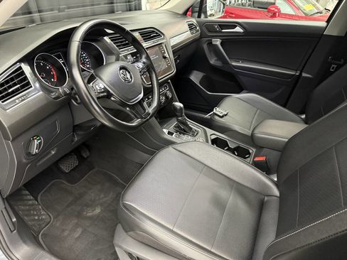Used 2019 Volkswagen Tiguan SE w/ Panoramic Sunroof Package image 14