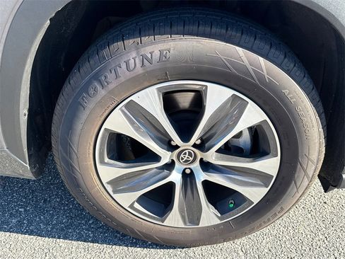 Certified 2022 Toyota Highlander XLE image 12