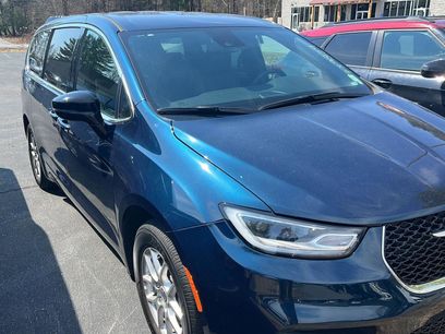 Used 2025 Chrysler Pacifica Select