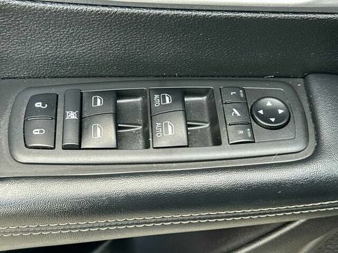 Used 2019 Chrysler Pacifica Limited w/ Advanced Safetytec Group FWD image 13