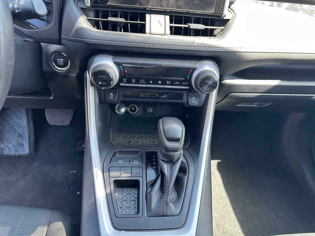 Used 2024 Toyota RAV4 XLE FWD image 21