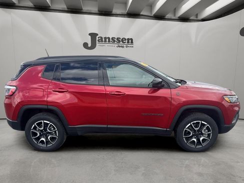 Used 2025 Jeep Compass Trailhawk AWD/4WD image 5