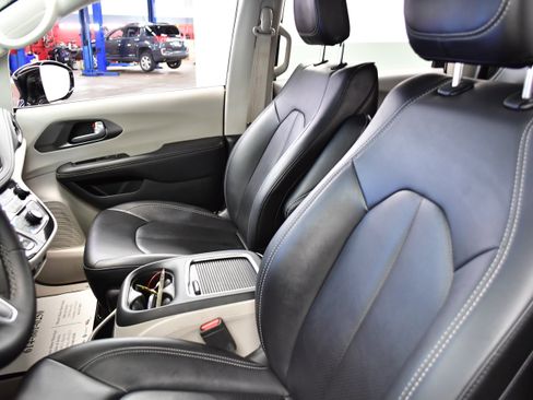 Used 2024 Chrysler Pacifica Touring-L FWD image 11