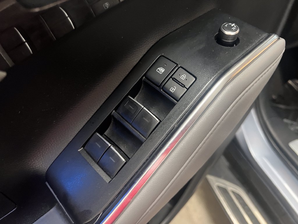 Used 2022 Toyota Highlander Limited FWD image 11