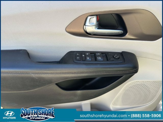 Used 2018 Chrysler Pacifica Touring-L FWD image 18