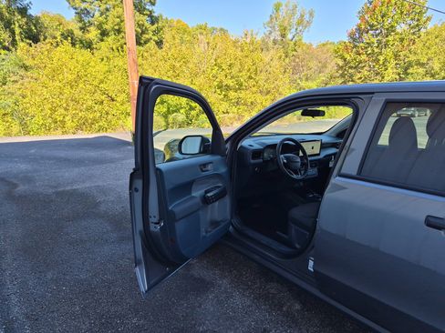 New 2025 Ford Maverick XL image 9