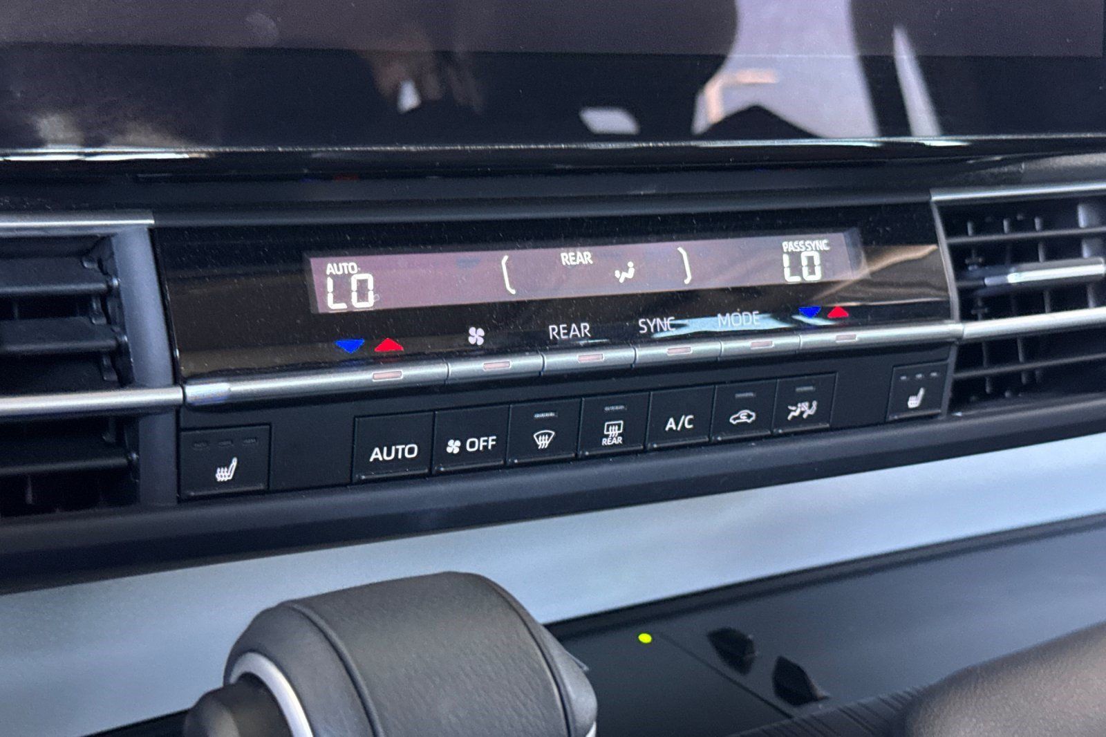 Used 2025 Toyota Sienna XLE FWD image 19