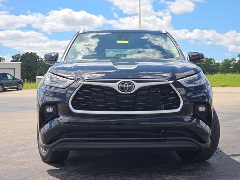 Used 2024 Toyota Highlander XLE AWD/4WD image 3