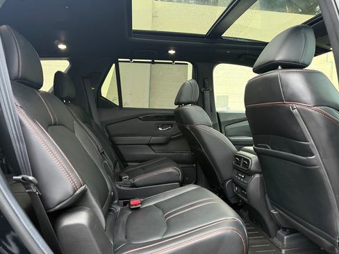 Used 2025 Honda Pilot TrailSport image 15