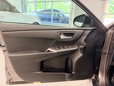 Used 2015 Toyota Camry SE FWD image 15