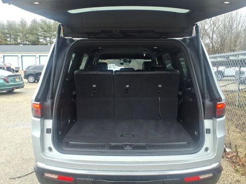 Used 2024 Jeep Wagoneer Series II w/ Flexible Seating Group image 9