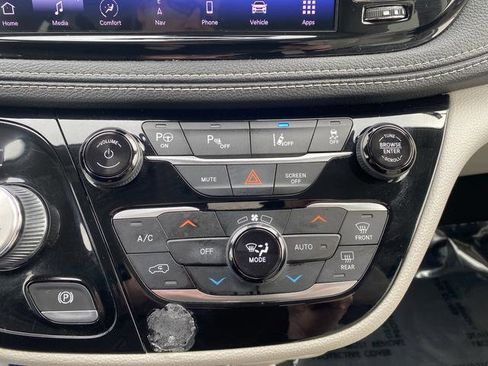 Used 2021 Chrysler Pacifica Touring-L FWD image 31