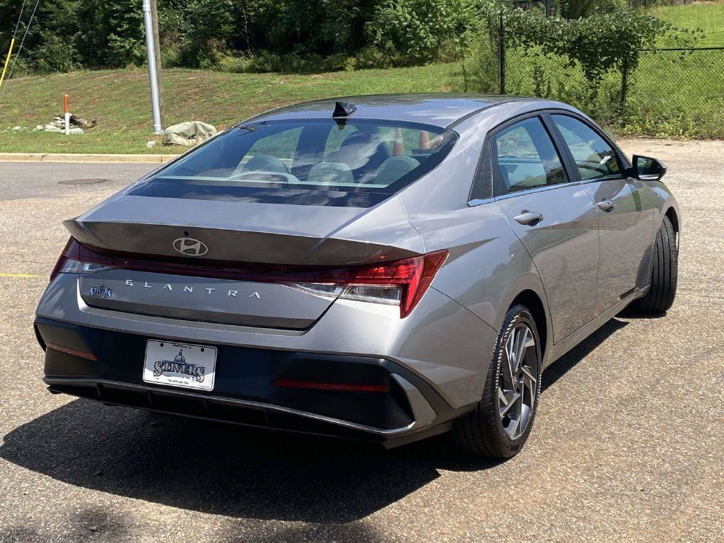 Used 2024 Hyundai Elantra SEL w/ Convenience Package FWD image 9
