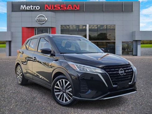 Used 2022 Nissan Kicks SV image 1
