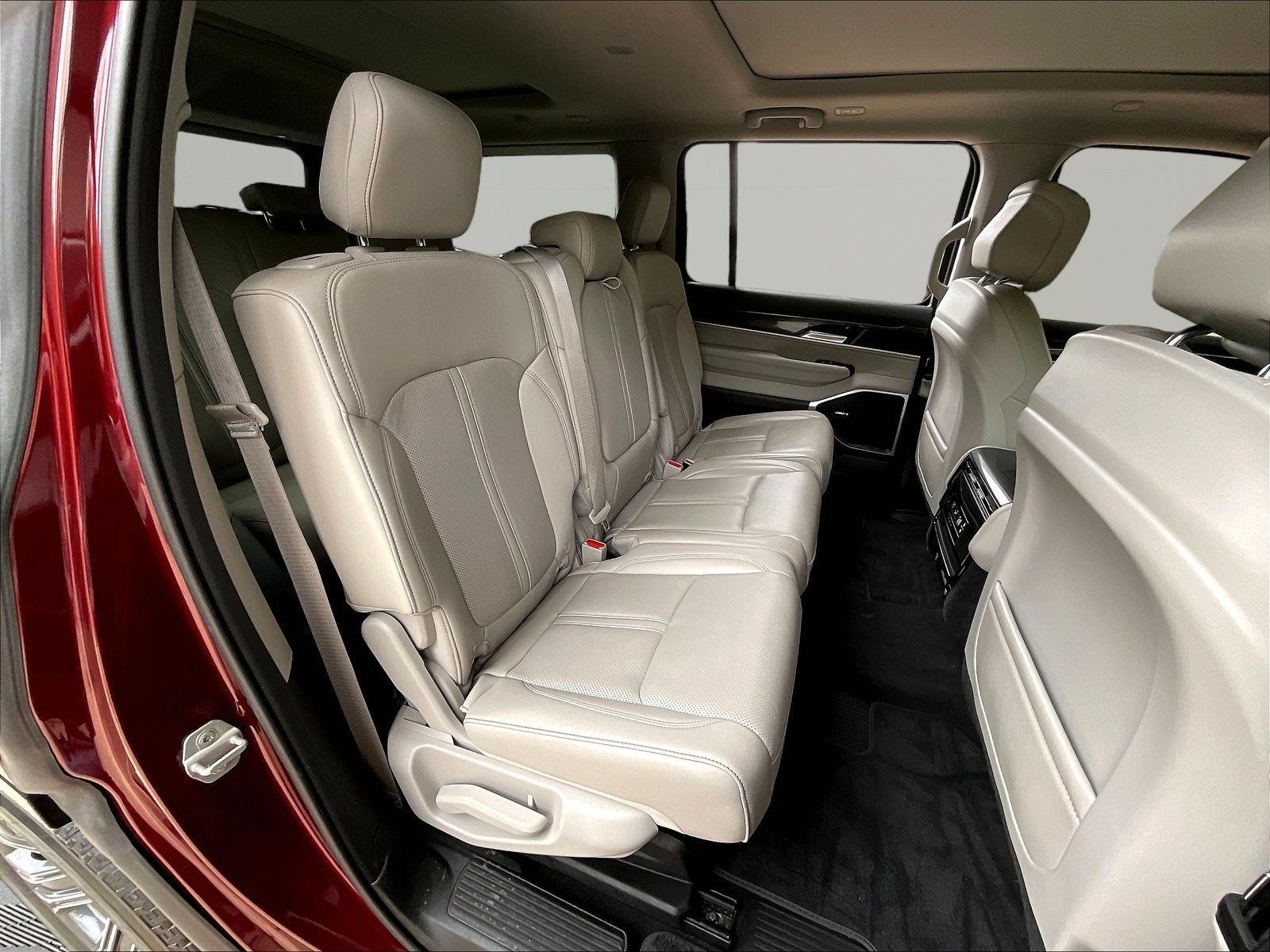 Used 2024 Jeep Wagoneer 4WD w/ Premium Group I image 25